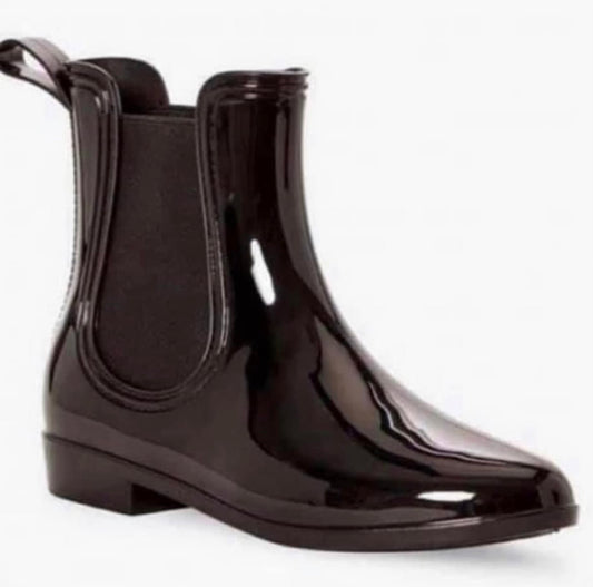 Black short rain boots